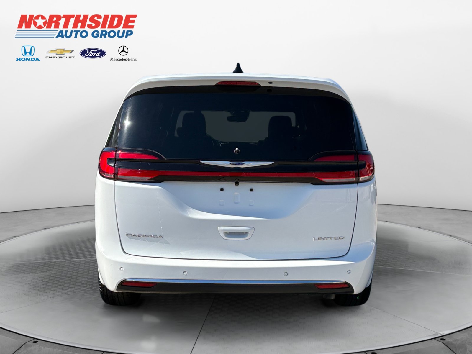 Used 2026 Chrysler Pacifica Limited FWD image 6
