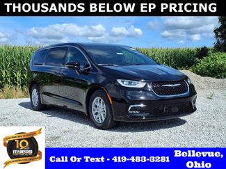 New 2025 Chrysler Pacifica Select image 1