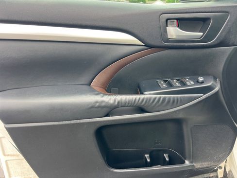 Used 2014 Toyota Highlander XLE AWD/4WD image 11