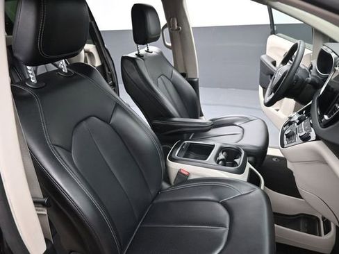 Used 2023 Chrysler Pacifica Touring-L FWD image 29
