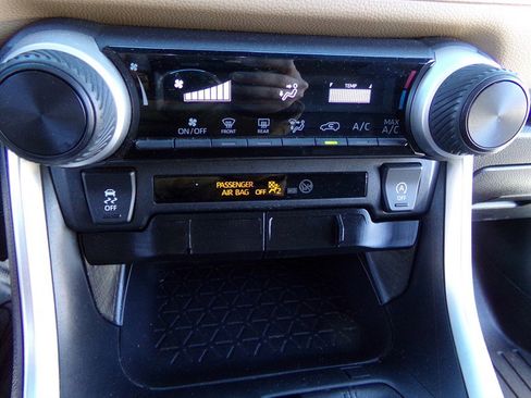 Used 2019 Toyota RAV4 LE image 34