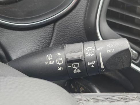 Used 2019 Jeep Cherokee Latitude w/ Cold Weather Group AWD/4WD image 40