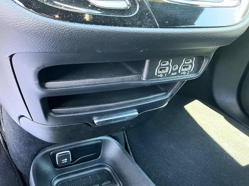 Used 2025 Chrysler Pacifica Select FWD image 23