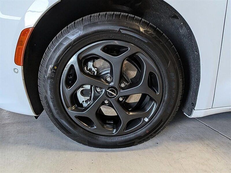 Used 2023 Chrysler Pacifica Limited w/ S Appearance Package FWD image 15
