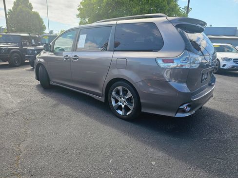 Used 2012 Toyota Sienna SE FWD image 2