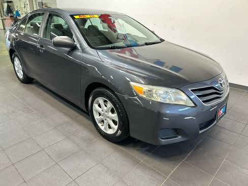 Used 2011 Toyota Camry LE w/ LE Extra-Value Pkg FWD image 2