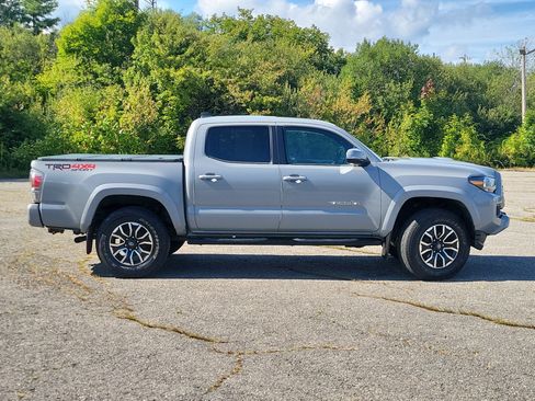 Used 2021 Toyota Tacoma TRD Sport w/ TRD Premium Sport Package AWD/4WD image 4