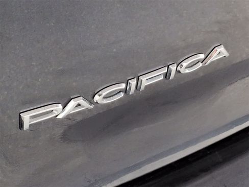 Certified 2020 Chrysler Pacifica Limited image 13