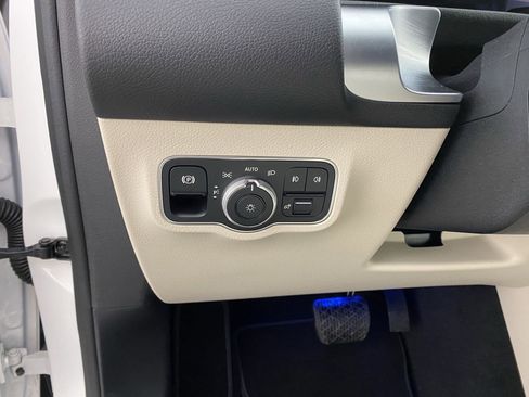 Used 2025 Mercedes-Benz GLB 250 4MATIC image 17