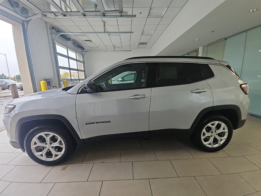 Used 2024 Jeep Compass Latitude AWD/4WD image 2