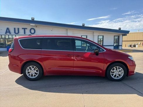 Used 2025 Chrysler Pacifica Select FWD image 8