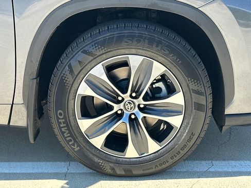 Used 2023 Toyota Highlander XLE image 8