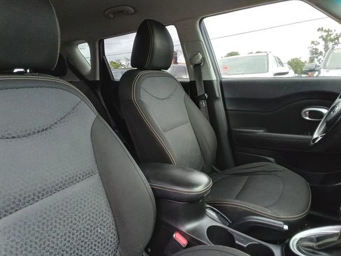 Used 2014 Kia Soul + FWD image 12