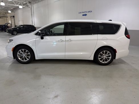 Used 2026 Chrysler Pacifica Limited FWD image 5