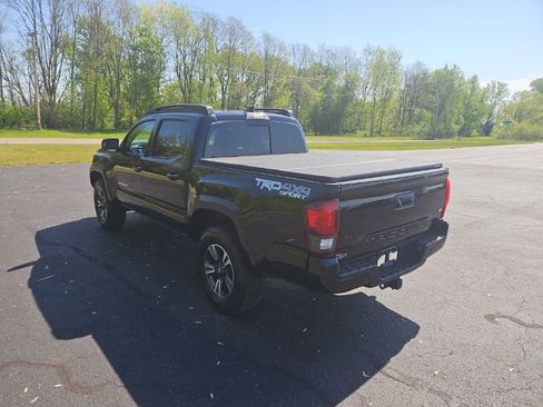 Used 2018 Toyota Tacoma TRD Sport AWD/4WD image 5