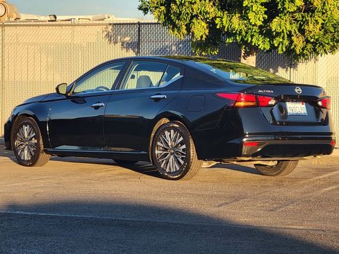 Used 2023 Nissan Altima 2.5 SV image 2