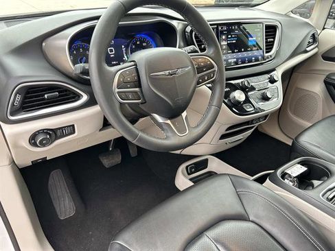 Used 2024 Chrysler Pacifica Touring-L image 13