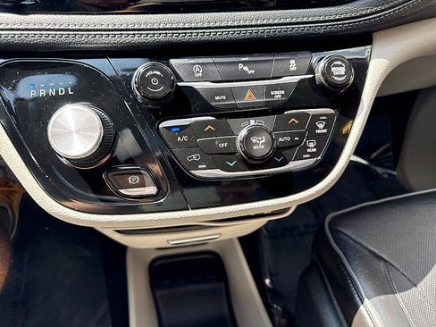 Used 2020 Chrysler Pacifica Limited FWD image 15