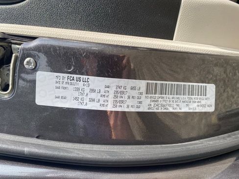 Used 2019 Chrysler Pacifica Touring-L FWD image 25