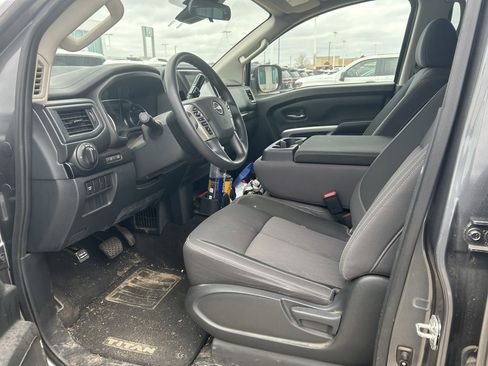 Used 2023 Nissan Titan SV image 4