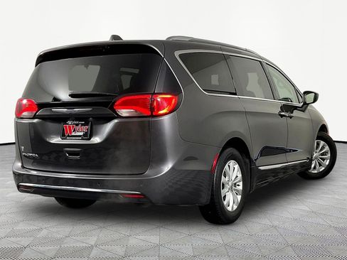 Used 2018 Chrysler Pacifica Touring-L Plus FWD image 6