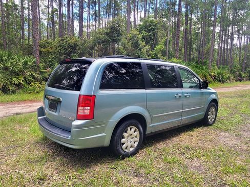 Used 2009 Chrysler Town & Country LX w/ Entertainment Group #1 image 4