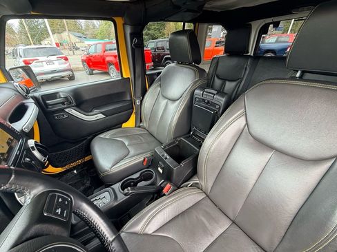 Used 2015 Jeep Wrangler Unlimited Sahara w/ Connectivity Group image 27