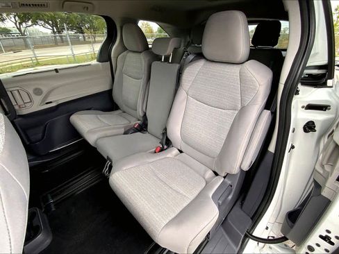 Used 2021 Toyota Sienna LE image 19