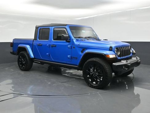 Used 2025 Jeep Gladiator Sport AWD/4WD image 2