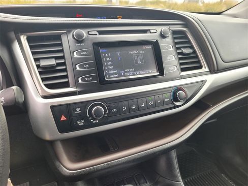 Used 2019 Toyota Highlander LE image 19