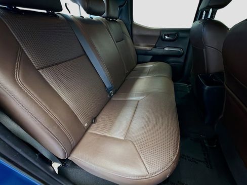 Used 2016 Toyota Tacoma Limited w/ Towing Package image 12