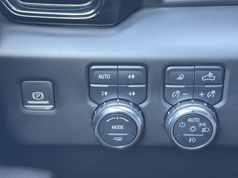 Used 2022 GMC Sierra 1500 AT4 AWD/4WD image 11