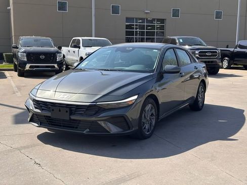 Used 2025 Hyundai Elantra Blue image 11