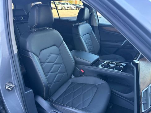 Used 2025 Volkswagen Atlas SE image 36