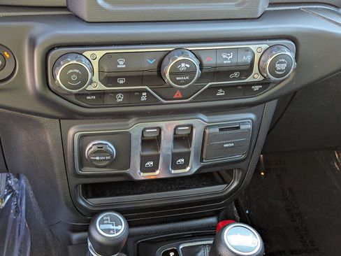 Used 2023 Jeep Wrangler Sport S image 19