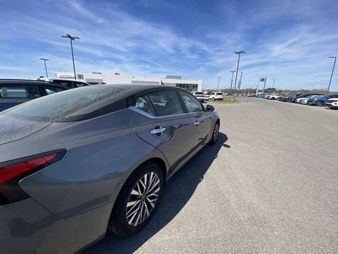 Used 2025 Nissan Altima 2.5 SV image 12