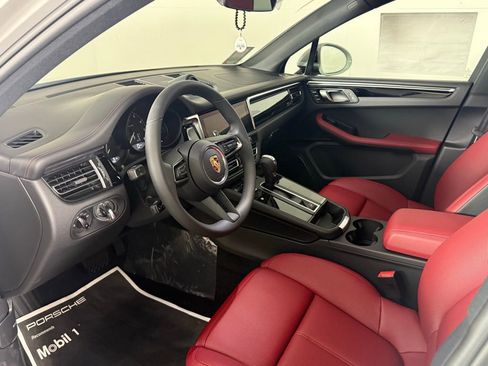 New 2026 Porsche Macan image 4