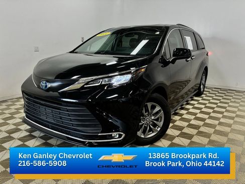 Used 2022 Toyota Sienna XLE FWD image 1