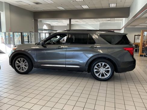 Used 2020 Ford Explorer XLT w/ Equipment Group 202A image 3
