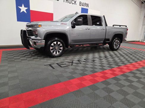Used 2024 Chevrolet Silverado 2500 LT AWD/4WD image 2