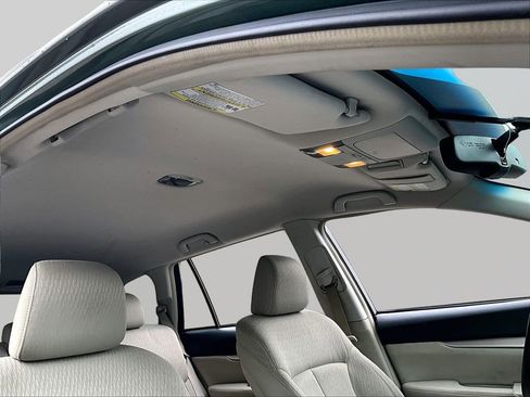 Used 2010 Subaru Outback 2.5i Premium AWD/4WD image 19
