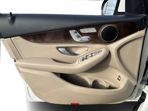 Used 2019 Mercedes-Benz GLC 300 4MATIC image 24