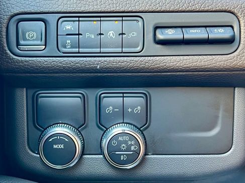 Used 2021 GMC Yukon Denali w/ Denali Premium Package image 33