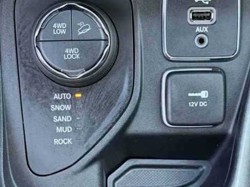 Used 2018 Jeep Compass Trailhawk w/ Navigation Group AWD/4WD image 35