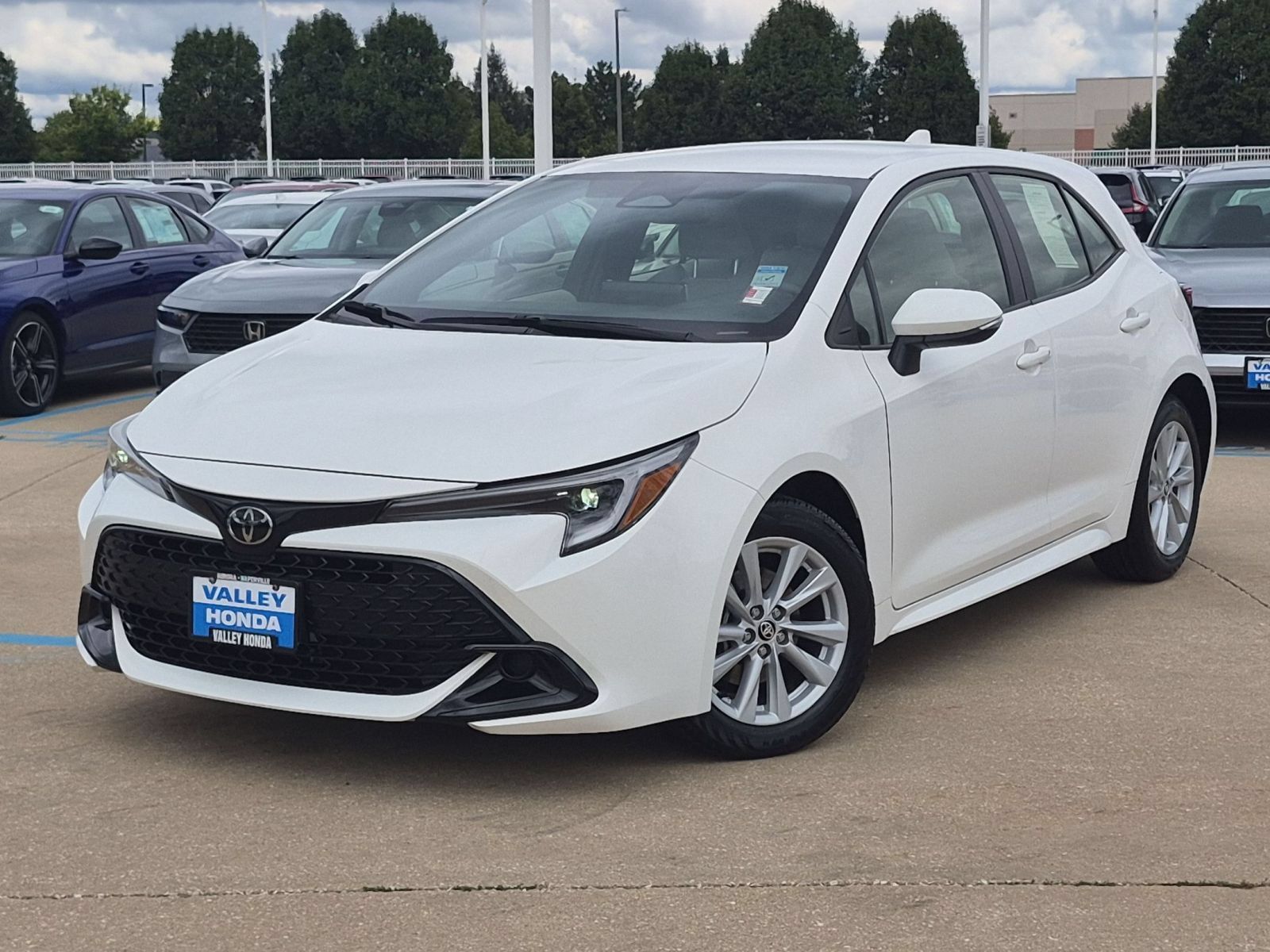 Used 2024 Toyota Corolla SE w/ SE Package FWD image 2