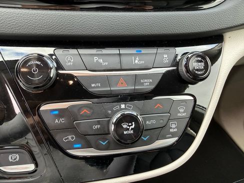 Used 2024 Chrysler Pacifica Touring-L FWD image 29