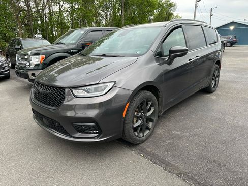 Used 2021 Chrysler Pacifica Touring-L w/ Uconnect Theater Family Group AWD/4WD image 1