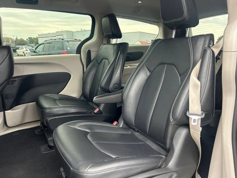 Used 2024 Chrysler Pacifica Limited FWD image 5