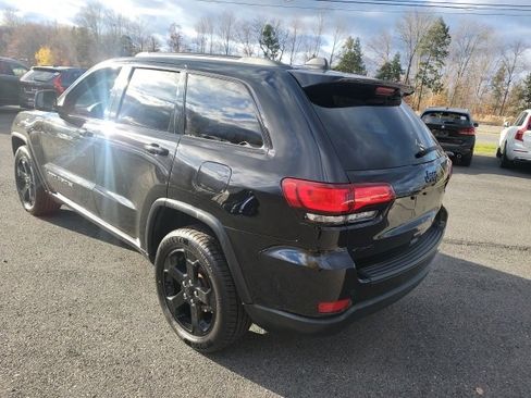 Used 2019 Jeep Grand Cherokee Laredo image 3