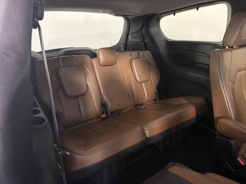 Used 2018 Chrysler Pacifica Limited FWD image 23